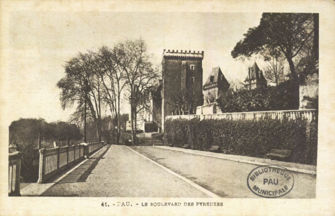 Carte postale ancienne du boulevard des Pyrénées à Pau, avec le château