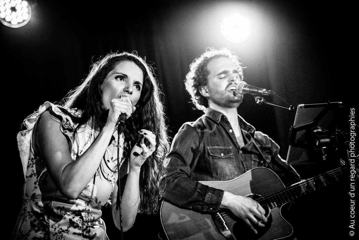 Nelly au chant et Thomas à la guitare, en noir et blanc