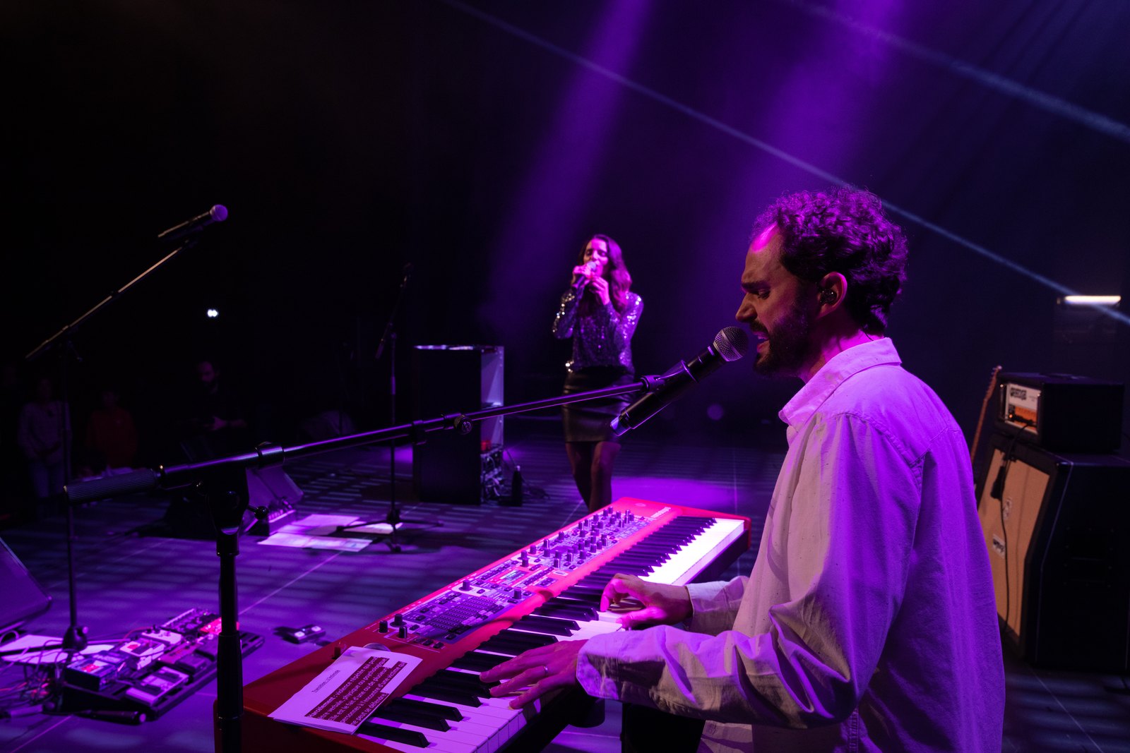 TidyMess en concert : Thomas au clavier, Nelly au chant