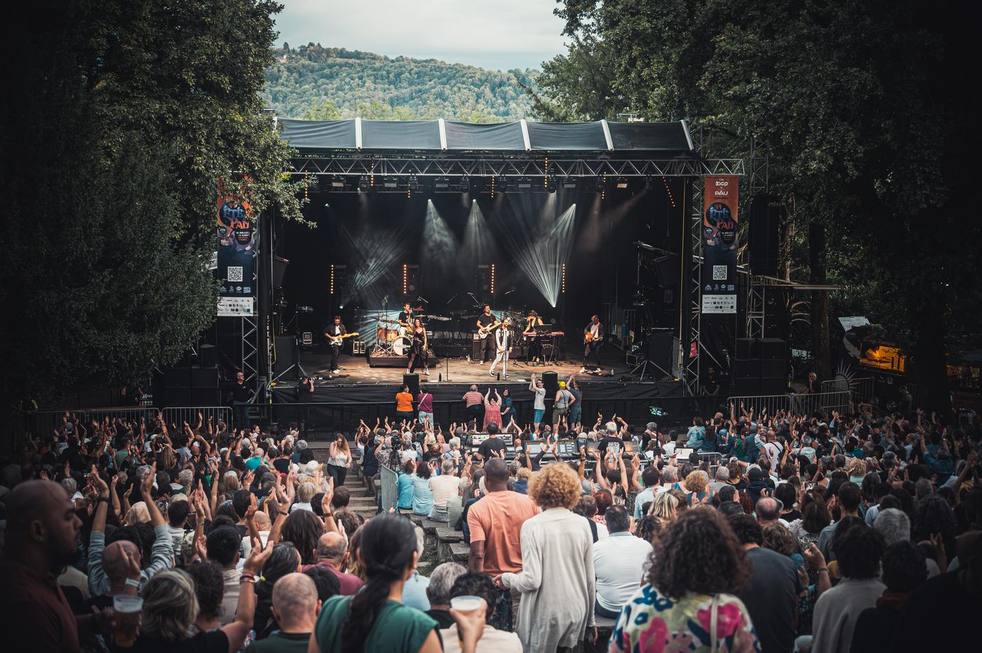 La scène du Théâtre de Verdure à l'Été à Pau, le groupe au complet et le public bras levés