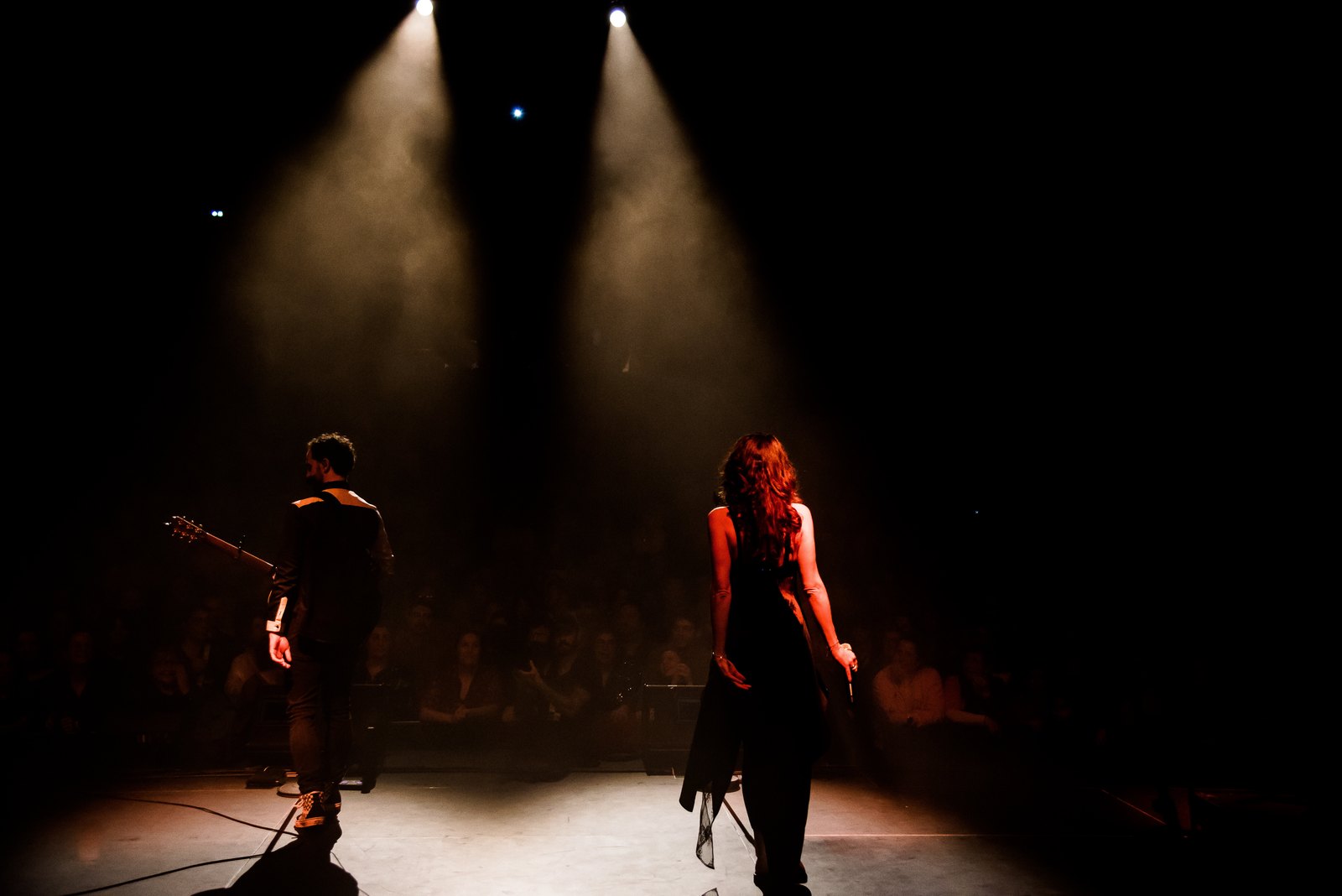 TidyMess, duo de chanson française pop rock, sur scène de dos face au public