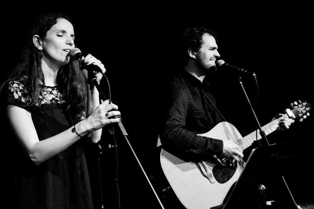 Nelly et Thomas au micro, Thomas à la guitare acoustique