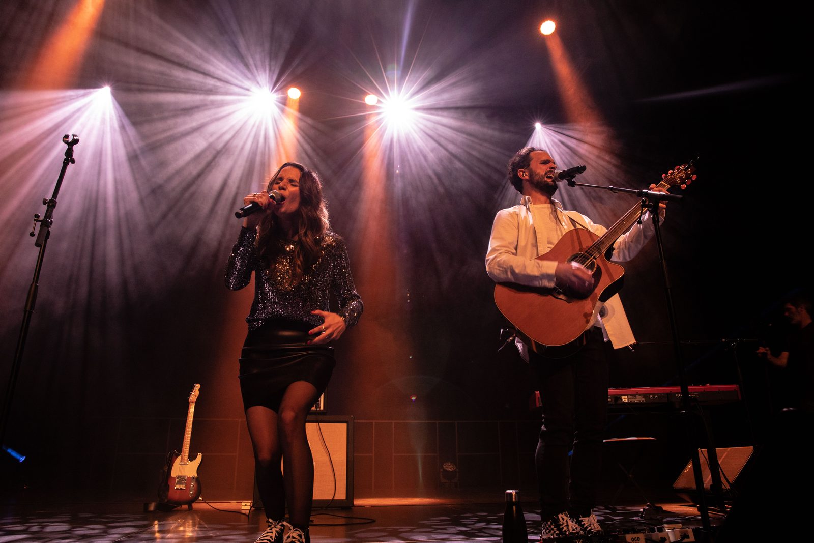 Nelly et Thomas en duo, guitare et chant, lumière chaude