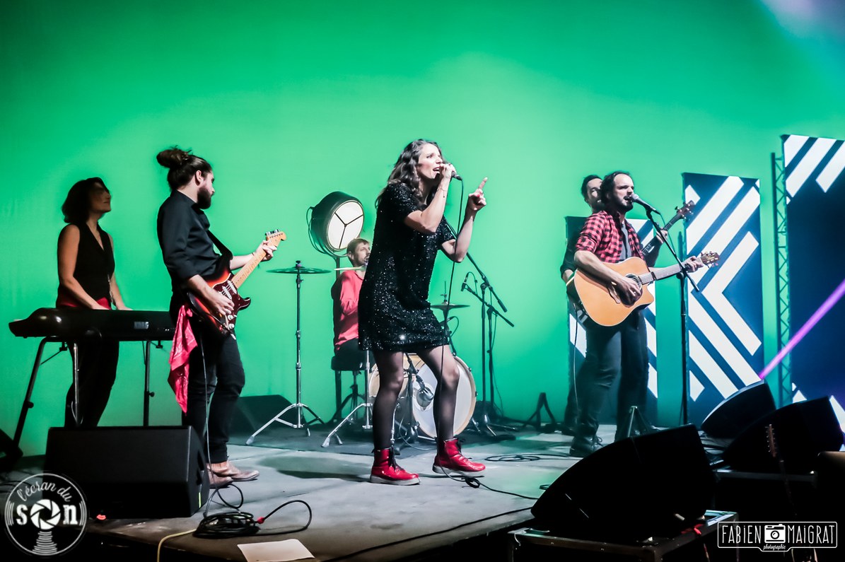 TidyMess et ses musiciens sur la grande scène du Zénith de Pau, en lumière verte